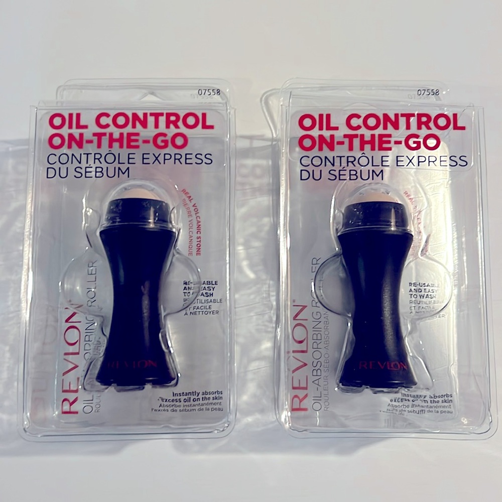 REVLON Oil Control On The Go Oil-Absorbing Volcanic Roller